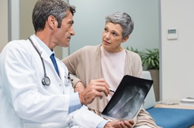 a doctor showing a patient her xray