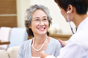 Doctor listening to a woman's heart